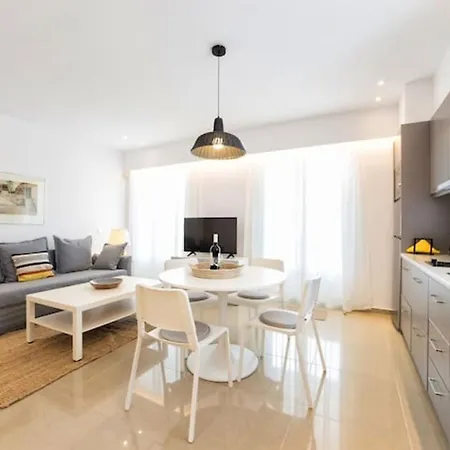 Center Living Naousa (Paros)