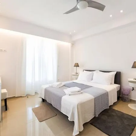 Center Living Apartment *