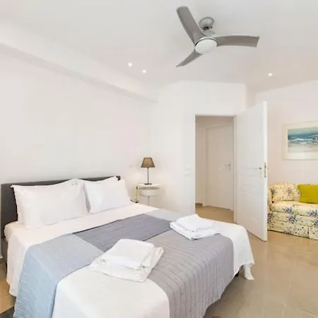Center Living Naousa (Paros)
