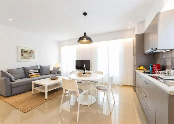 Center Living Naousa (Paros)