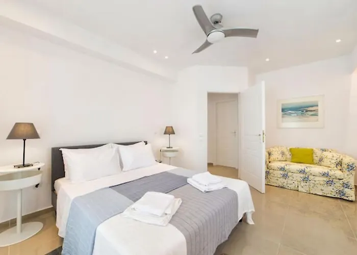 Center Living Naousa (Paros)