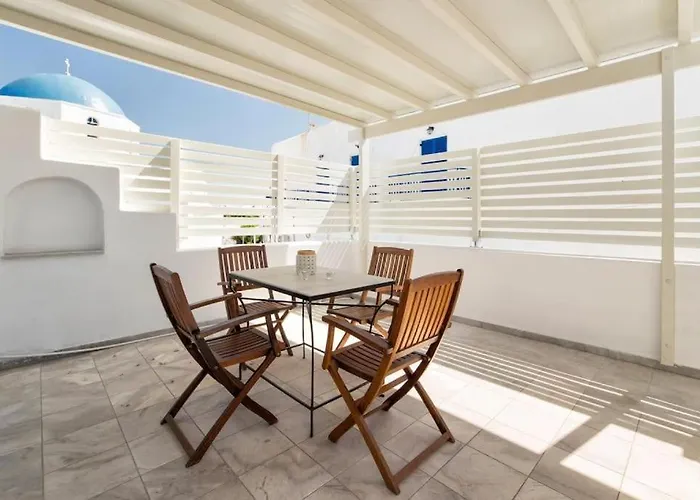 Center Living Naousa (Paros)